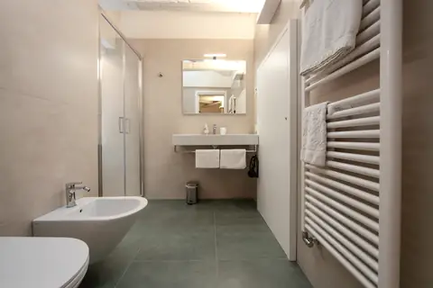 Segundo baño con lavabo suspendido y ducha