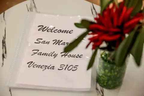 Tarjeta de bienvenida escrita a mano: San Marco Family House, Venezia 3105