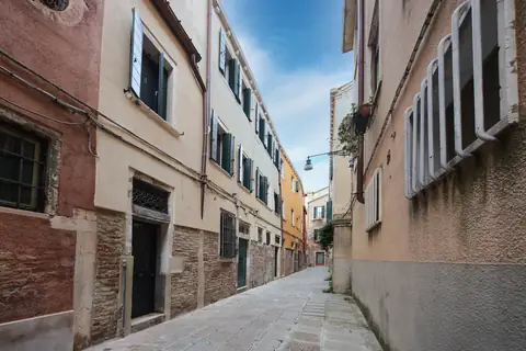 La Calle dei Zotti, con fachadas rosas y contraventanas verdes