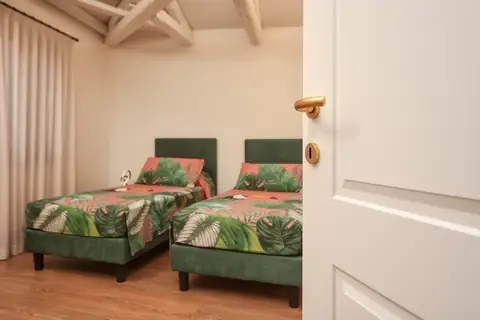 El dormitorio con dos camas visto desde la puerta
