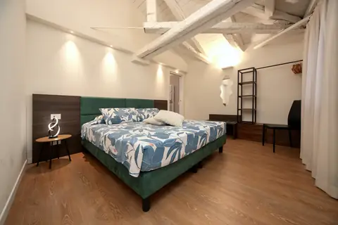 Dormitorio doble con cabecero de terciopelo verde