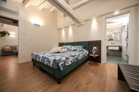 Dormitorio doble con el baño al lado