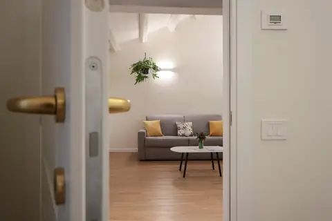 Puerta abierta al salón con el sofá