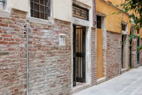 El portal en el muro de ladrillo, número 3105