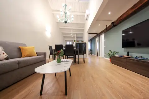 El salón con la lámpara de Murano sobre la mesa