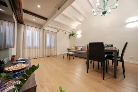 Comedor con mesa para seis bajo las vigas