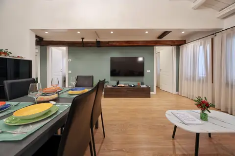 Mesa puesta con platos de colores en el salón