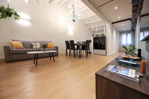 El salón alargado con sofá, mesa y televisor