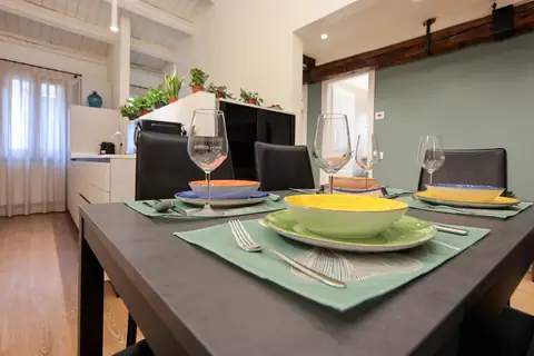 Platos de colores y copas en la mesa