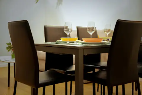 Mesa de comedor con sillas negras
