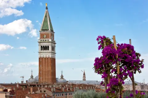 El campanario de San Marcos sobre los tejados