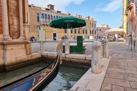 Una góndola amarrada junto a una plaza veneciana