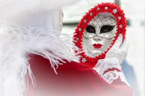 Máscara roja y blanca del Carnaval de Venecia