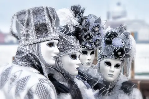 Máscaras de carnaval en blanco y negro