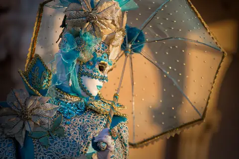 Máscara azul de carnaval con sombrilla