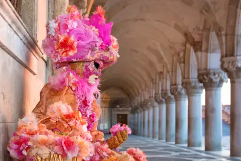 Disfraz de carnaval bajo los soportales del Palacio Ducal