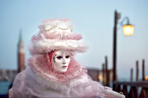 Disfraz rosa de carnaval frente a la laguna
