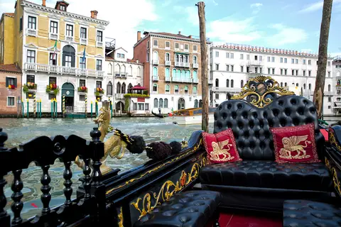 Dentro de una góndola en el Gran Canal