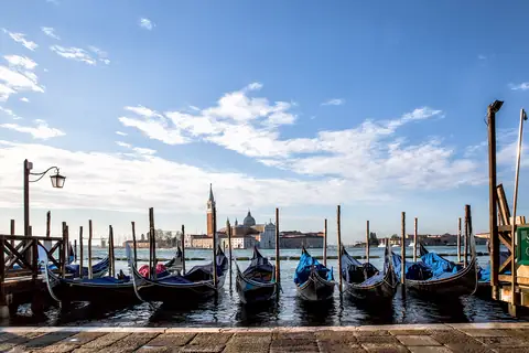 Góndolas amarradas con San Giorgio al fondo