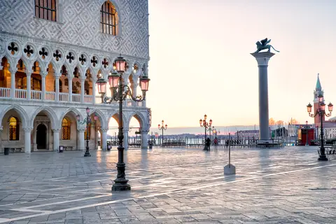 La Piazzetta San Marco al amanecer con el Palacio Ducal