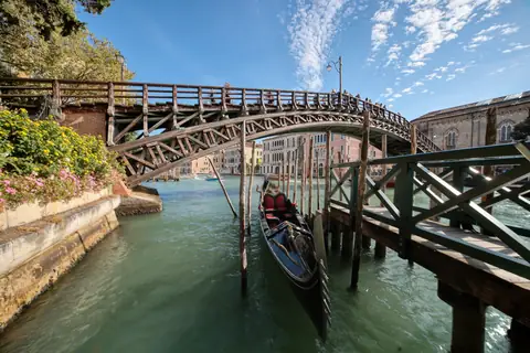 El puente de madera de la Academia sobre el Gran Canal
