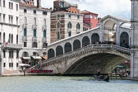 El puente de Rialto sobre el Gran Canal