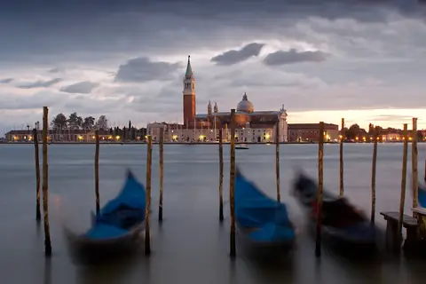 Góndolas frente a San Giorgio Maggiore al anochecer