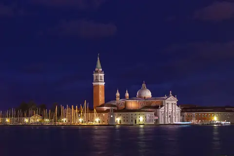 La isla de San Giorgio Maggiore de noche