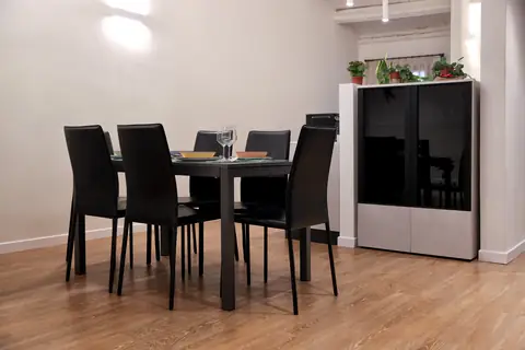 Comedor con mesa y aparador